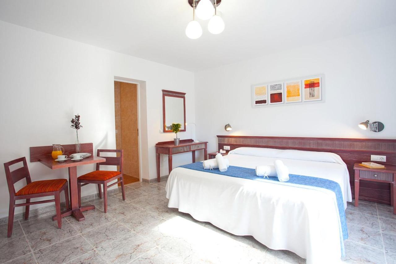 Apartamentos Cala Murada Tennis Bagian luar foto