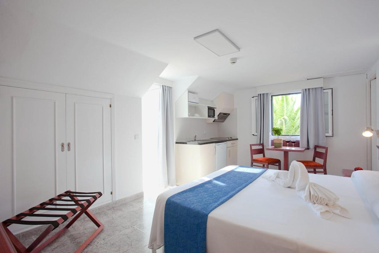 Apartamentos Cala Murada Tennis Bagian luar foto